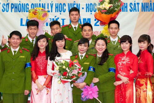 Các cổ động viên chúc mừng nữ thí sinh đạt giải nhất Trần Thị Thùy Dung